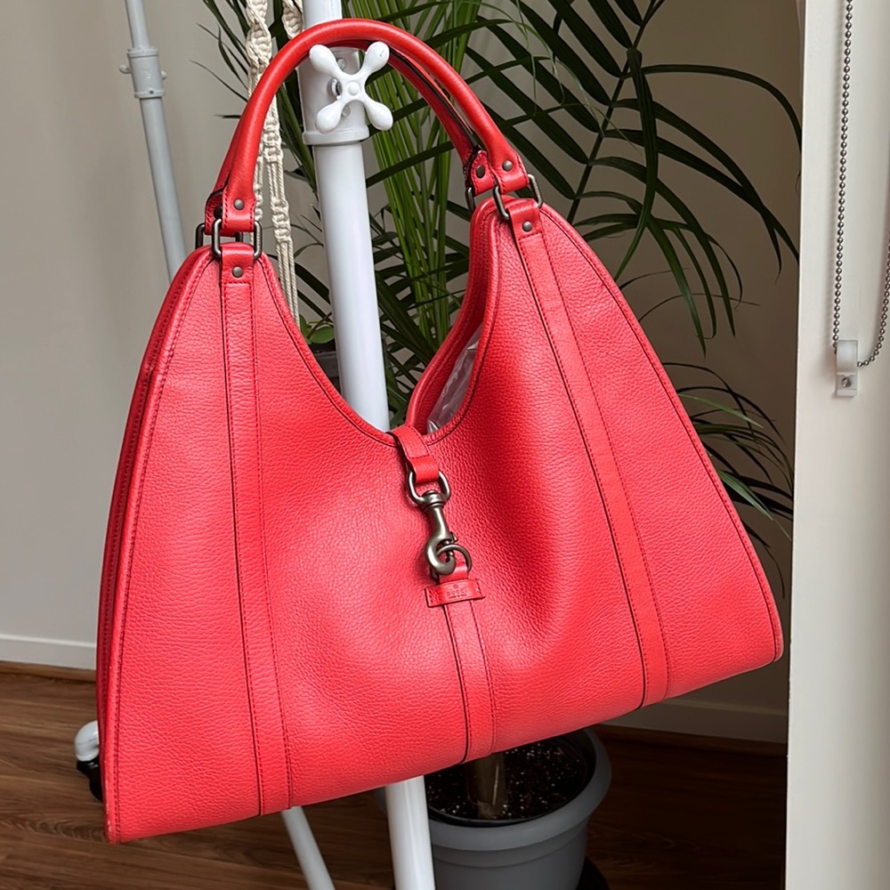 GUCCI 🇮🇹🌹AUTHENTIC HANDBAG ** **LOOKING TO SELL ASAP **👌😉